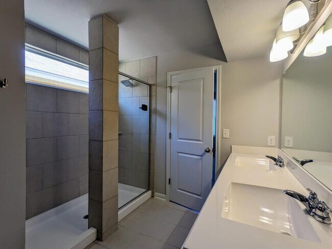 Building Photo - 196 Martha Ln