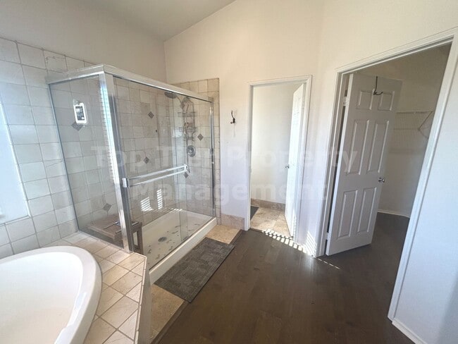 Building Photo - Beautiful 4 bed, 3 bath, 2,726 sqft House ...