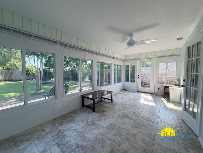 Building Photo - Stunning 3 Bedroom Home in Gulf Breeze with stand out accents!