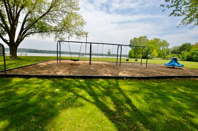 Building Photo - 4703 W Shore Dr