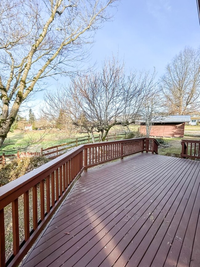 Building Photo - 3BD with Sunroom on 2 Acres