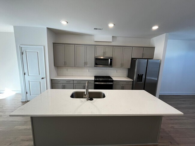 Building Photo - 13808 Village View Dr