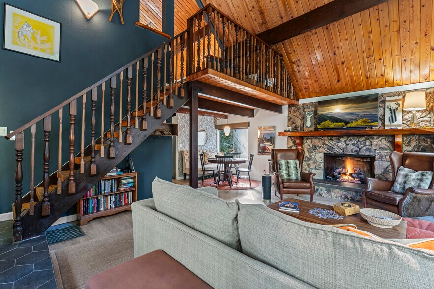 Building Photo - 692 Sunderland Ct