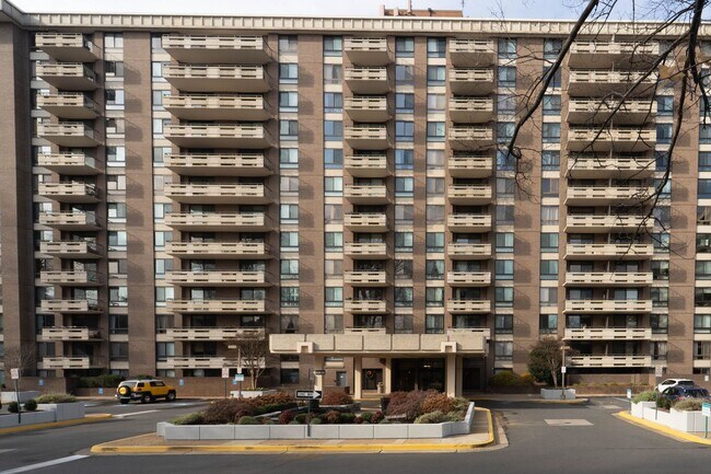 Building Photo - Contemporary 2BR/2BA Corner Condo at The Encore of McLean