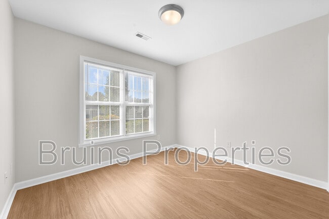 Building Photo - 5611 Sycamore Glen Rd