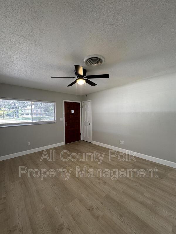 Building Photo - 2255 E Helen Cir