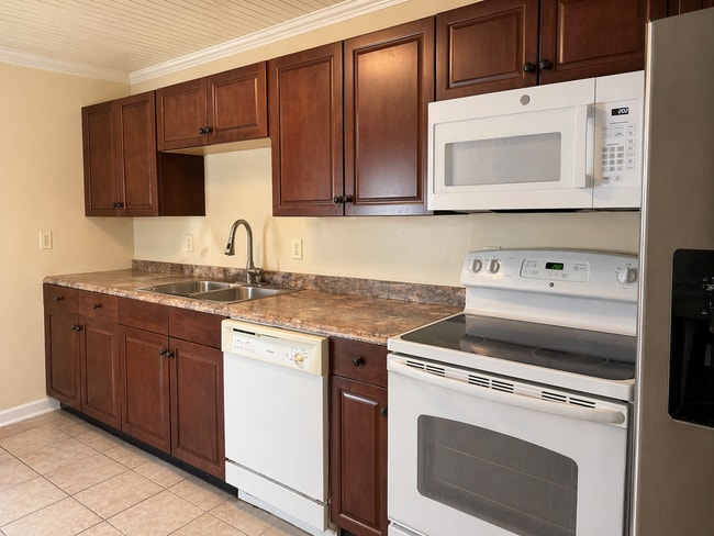 Building Photo - Beautiful 3 Bedroom Townhome in Lancaster - First Floor Washer/Dryer!