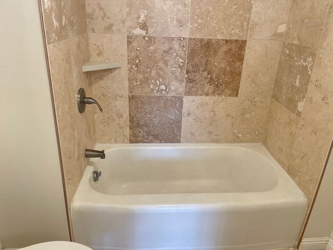 Building Photo - Newly Renovated 2-Bedroom Condo with Ala W...