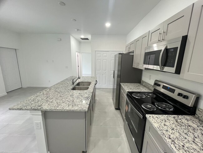 Building Photo - Charming 1 Bed-1 Bath-1 Car Garage Home in Lehigh Acres!