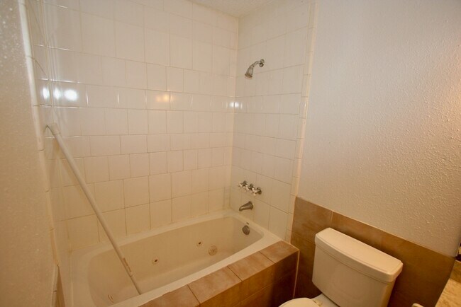 Building Photo - 17331 Red Oak Dr