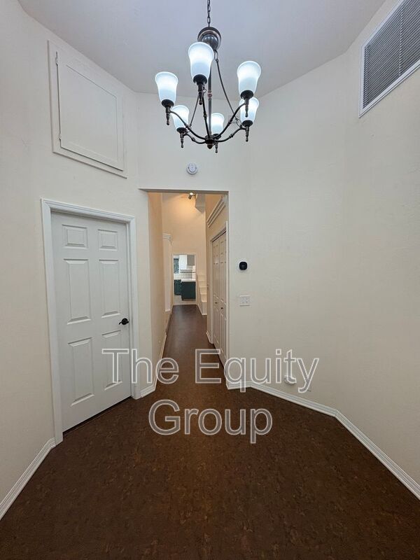 Building Photo - 519 N Aspen St