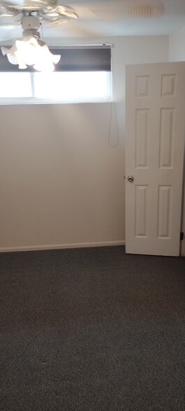 bedroom with small walk-in closet - 93 Highland Rd