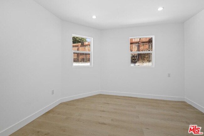 Building Photo - 934 S Mott St