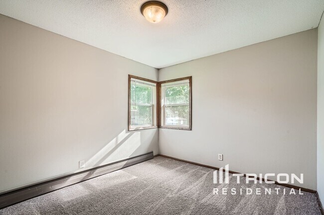 Building Photo - 619 3rd Ave E