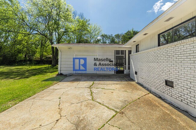 Building Photo - 3 Bed/2 Bath Home In Huntington Park