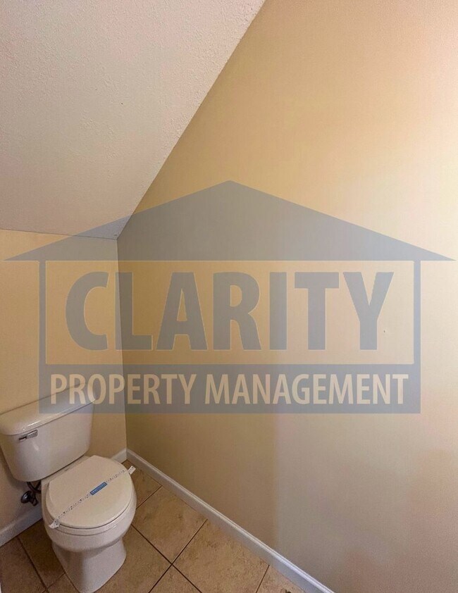 Building Photo - Two bedroom townhome in North Cleveland