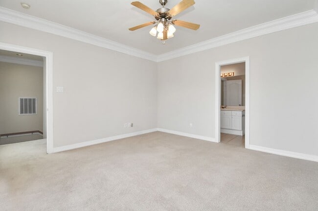 Building Photo - 833 Rosine St