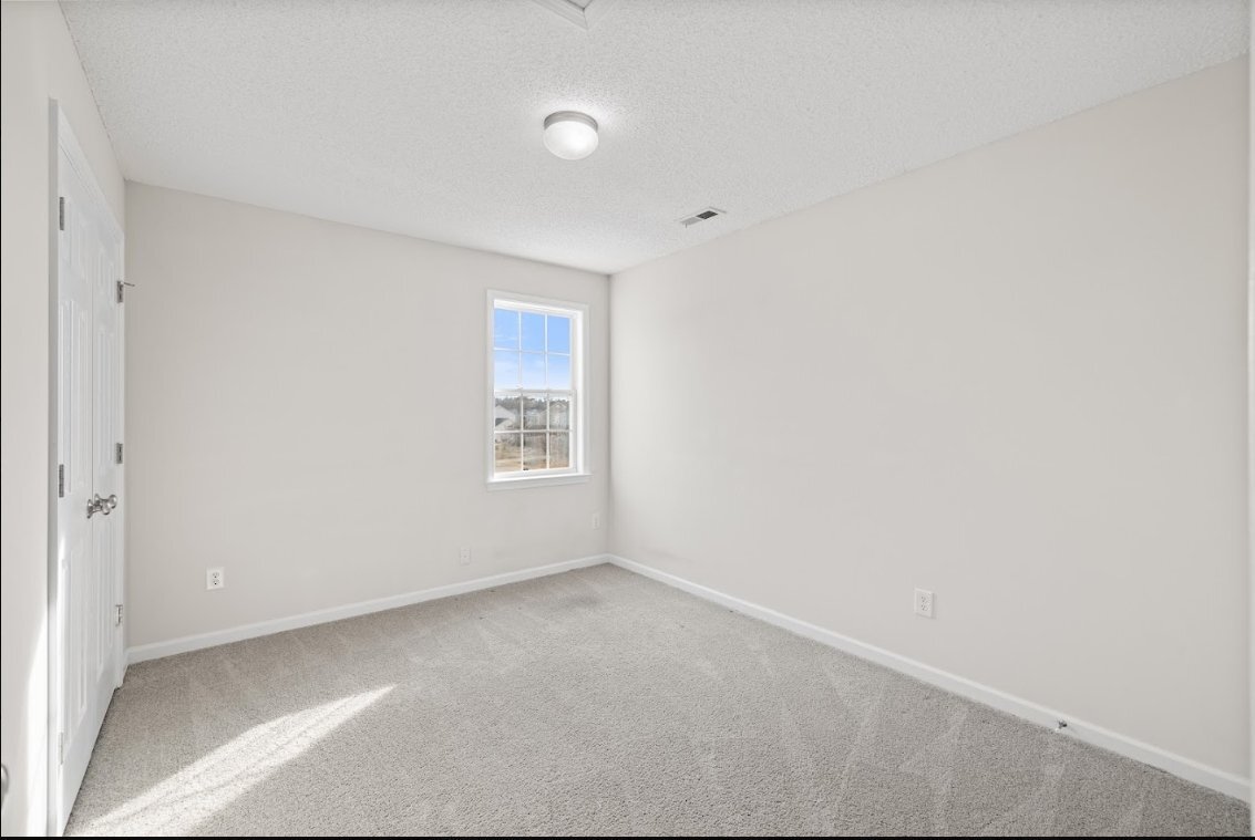 Building Photo - 137 Woodglen Dr