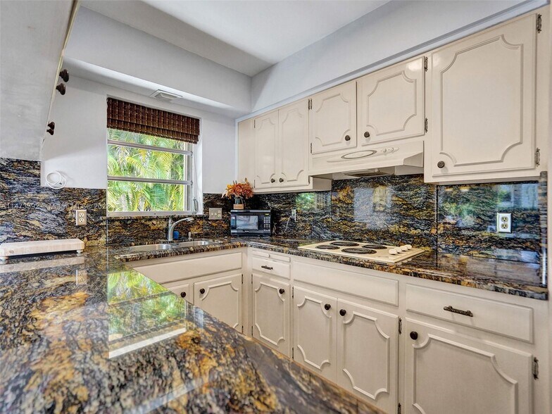 Building Photo - 2460 Del Lago Dr
