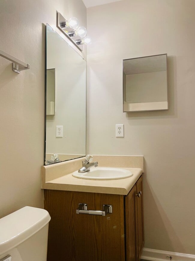 Building Photo - Townhouse off Hartsfield Road-$500 off first months rent!