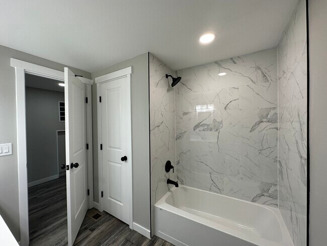 Building Photo - 3113 Harold Dr SE