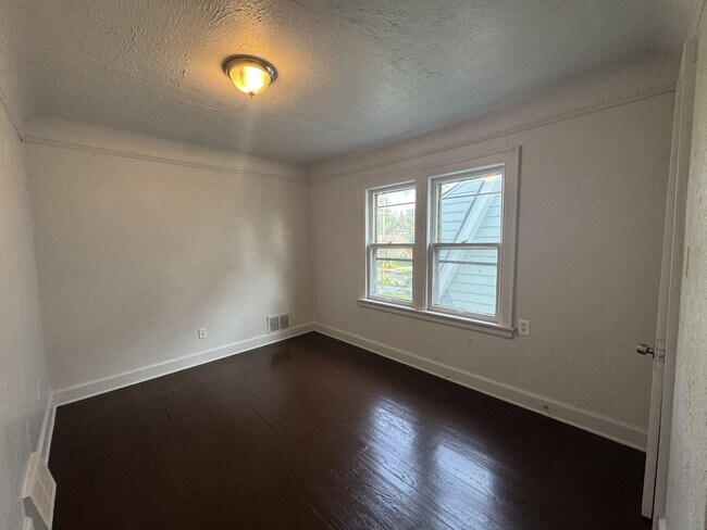 Building Photo - 15016 Cruse St