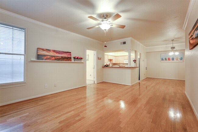 Building Photo - 2255 Braeswood Park Dr