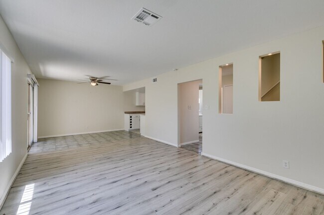 Building Photo - 2 Bedroom Townhome with 2 car attached garage in Henderson