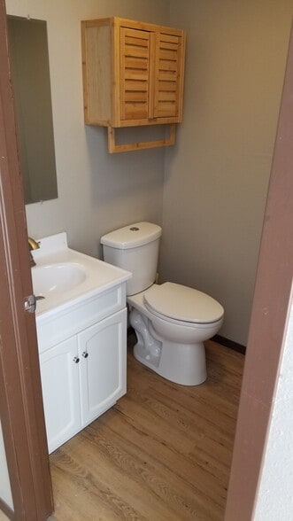 master bath - 705 E 10th St