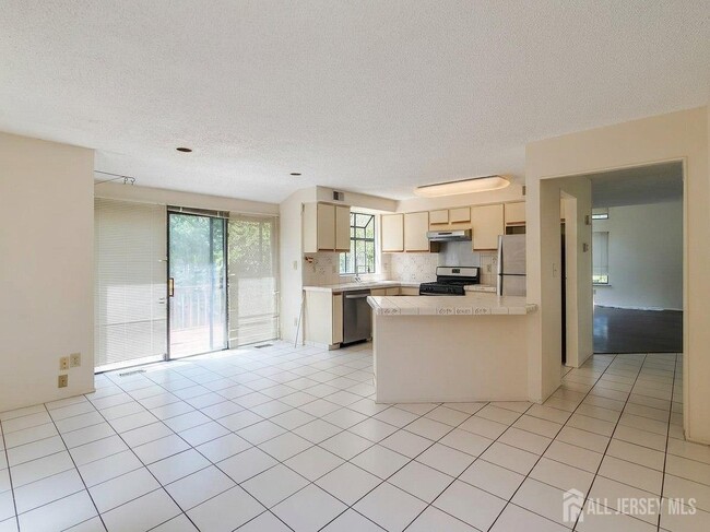 Building Photo - 83 Sayre Dr