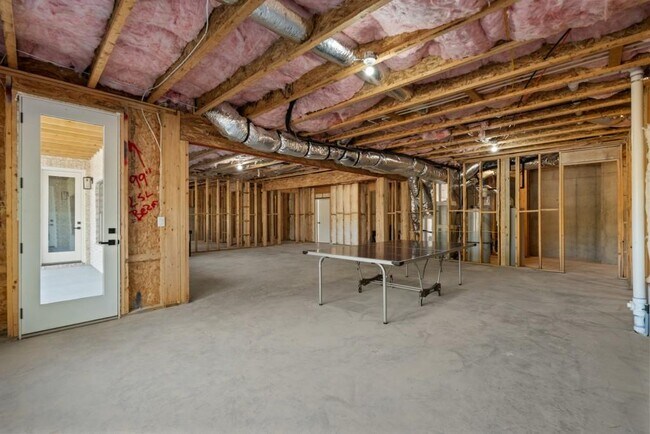 Building Photo - 568 Versailles Dr