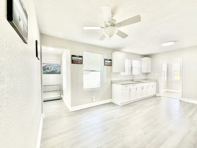 Building Photo - 3308 N Avon Ave