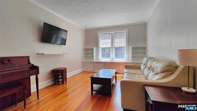 Building Photo - 275 Engle St