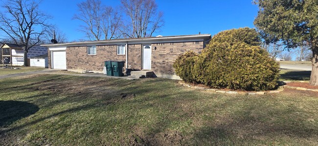 Building Photo - 3 Bedroom/1 Bathroom - Attached Garage!