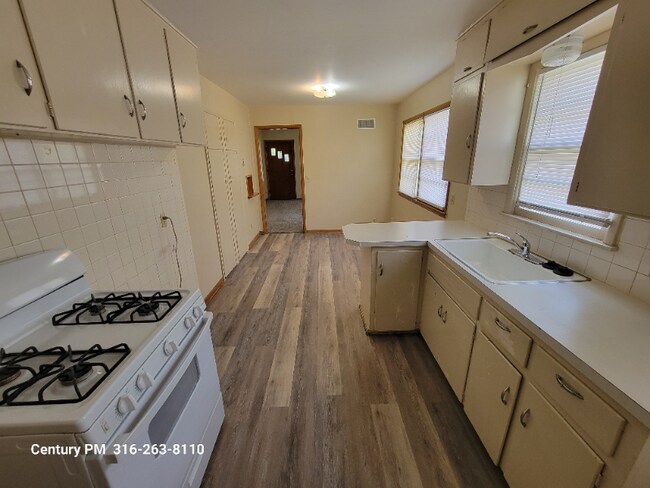 Building Photo - 244 N Fern St