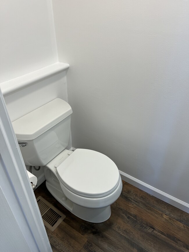 Powder Room - 2 - 149 W Kenilworth Cir