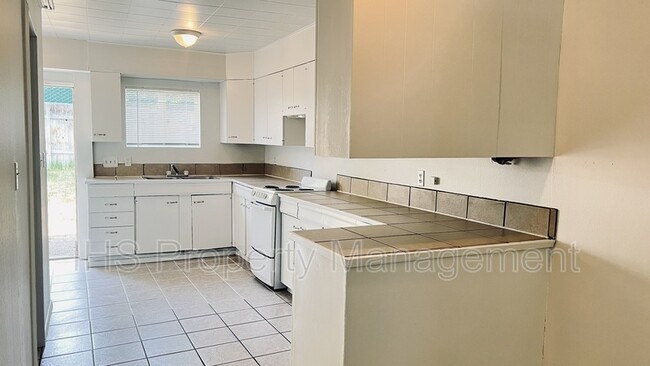 Primary Photo - 1526 W 4th Ave