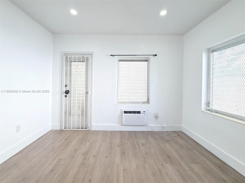 Building Photo - 544 Michigan Ave