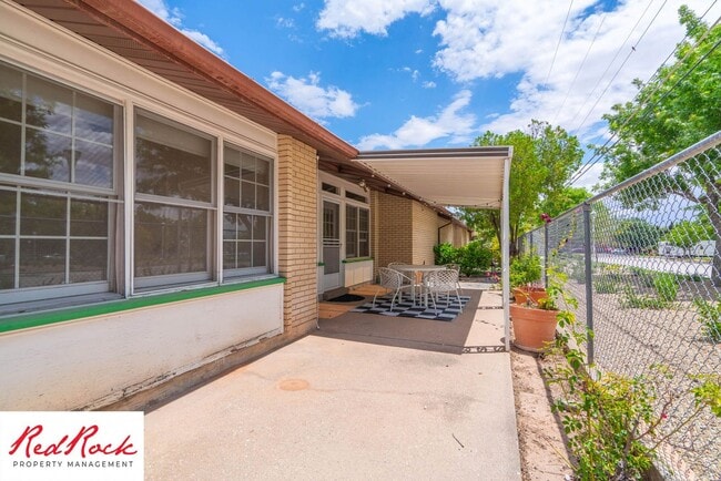 Building Photo - 3 Bedroom End Unit Home in Downtown St. George