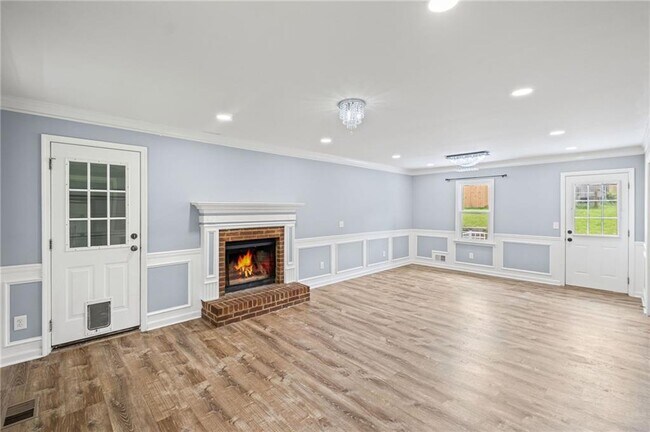 Building Photo - 3535 Stonewall Dr NW