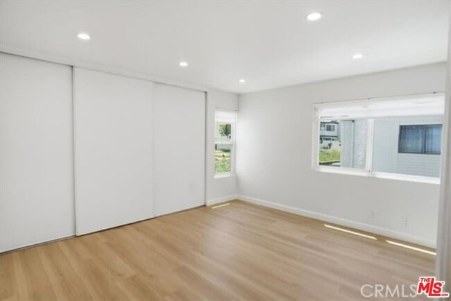Building Photo - 10566 Sunland Blvd