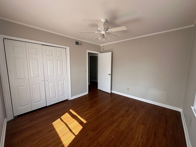 Building Photo - 904 Vann St