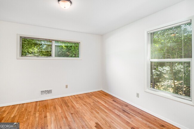 Building Photo - 2563 Beverly Hills Dr