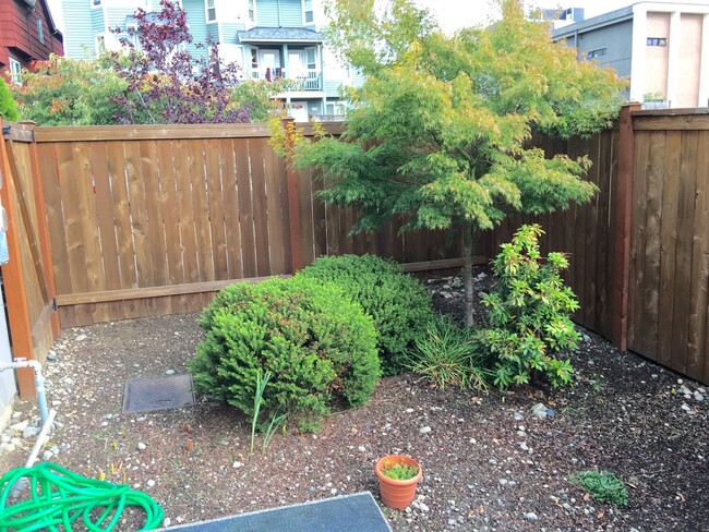 Building Photo - 3-Bedroom Townhome Near Roosevelt Lightrai...