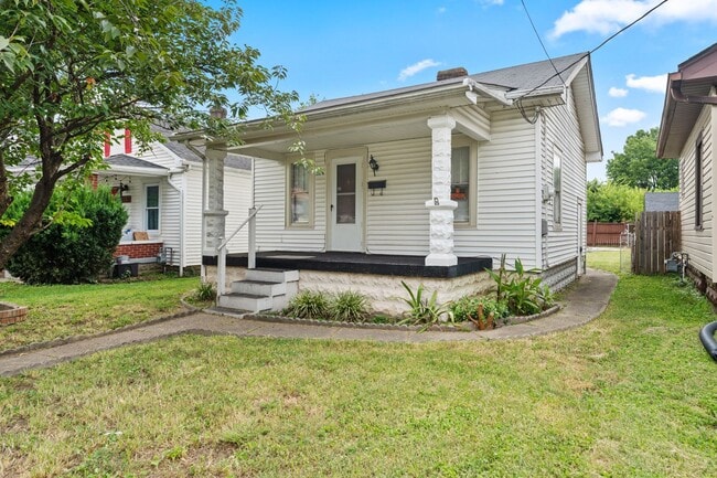 Building Photo - Charming 2-Bedroom Home with Fenced Yard –...