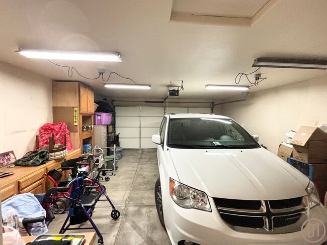 Building Photo - Snow Canyon Home!