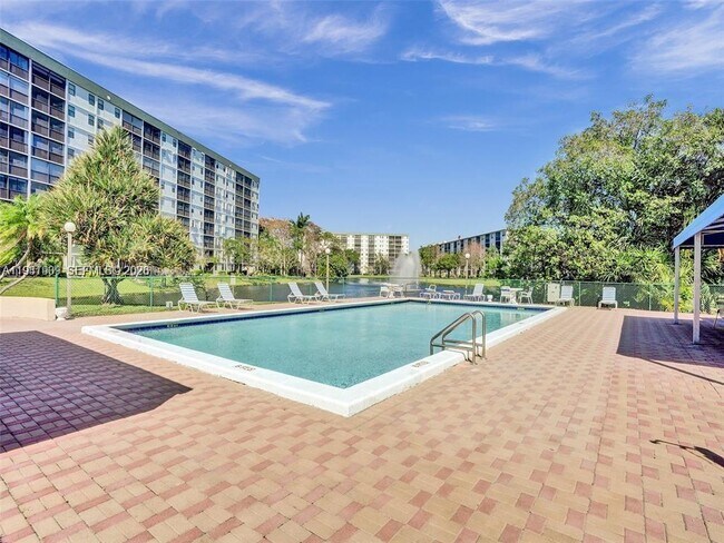 Building Photo - 2306 S Cypress Bend Dr