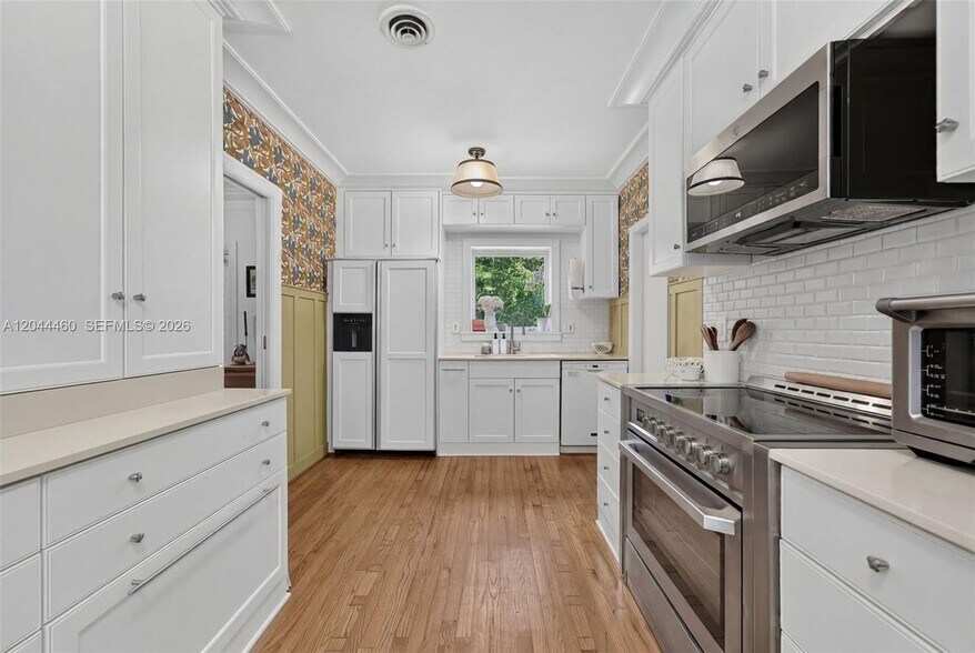Building Photo - 1710 Segovia St