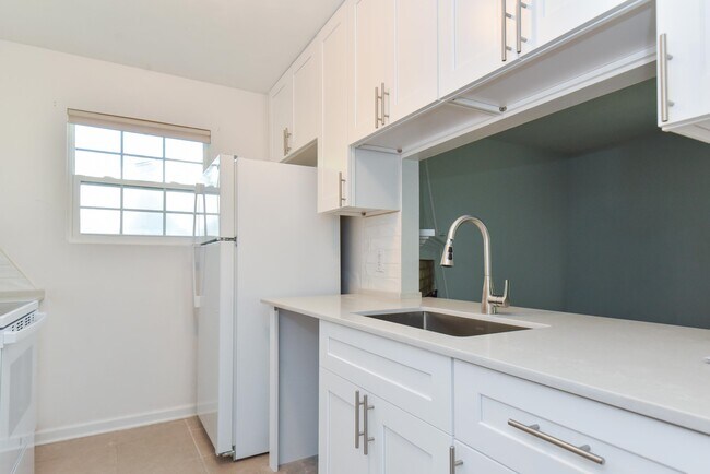Building Photo - 2046 Gardenbrook Ln