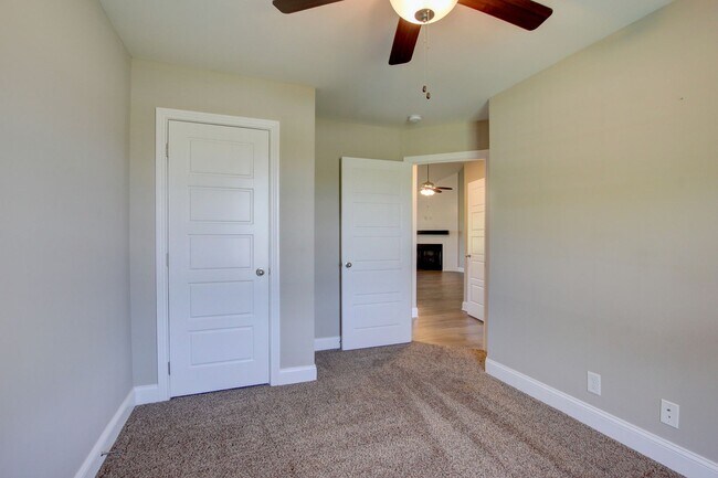 Building Photo - Sharp 3 bed 2 Bath Close To Ft Campbell